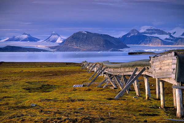 Lebensader - Versorgungstrasse in Ny Alesund, Spitzbergen, Norwegen