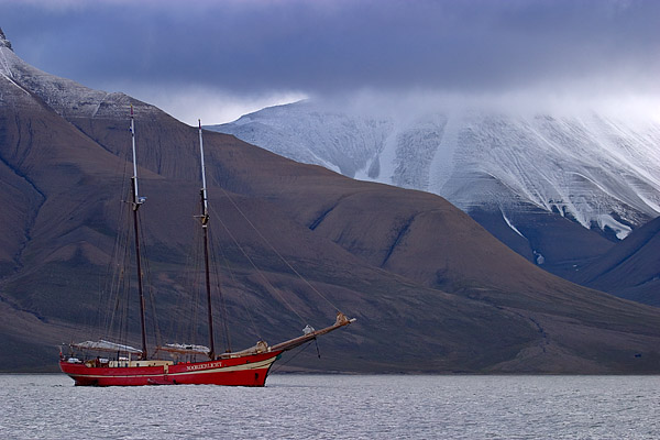 Segelschiff im Fjord vor Longyearbyen, Spitzbergen, Norwegen