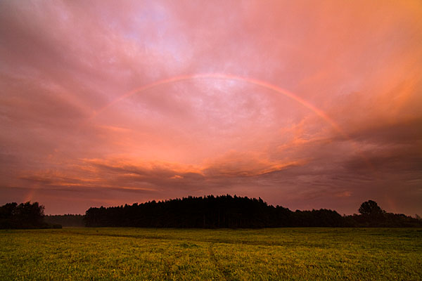 Regenbogen im letzten Abendlicht - unwirklich erscheinende Lichtstimmung