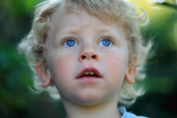 Neugierige Kinderaugen